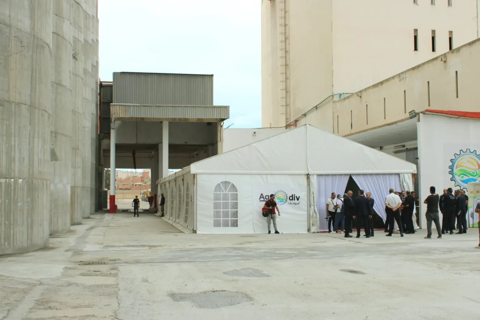 بومرداس: عون يدشن وحدة تخزين الحبوب ومطحنة للقمح