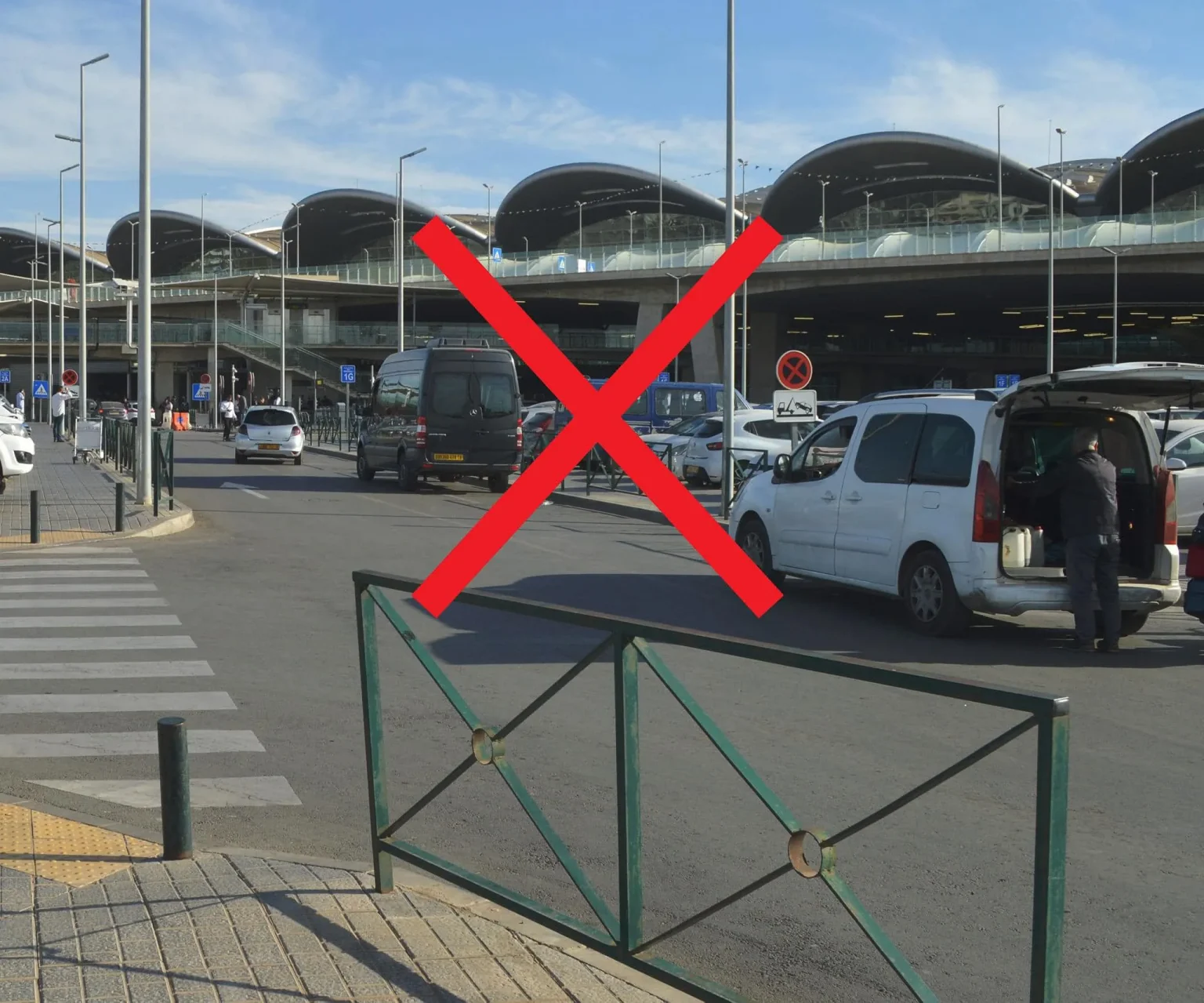 ركن السيارات .. مطار الجزائر يذكر