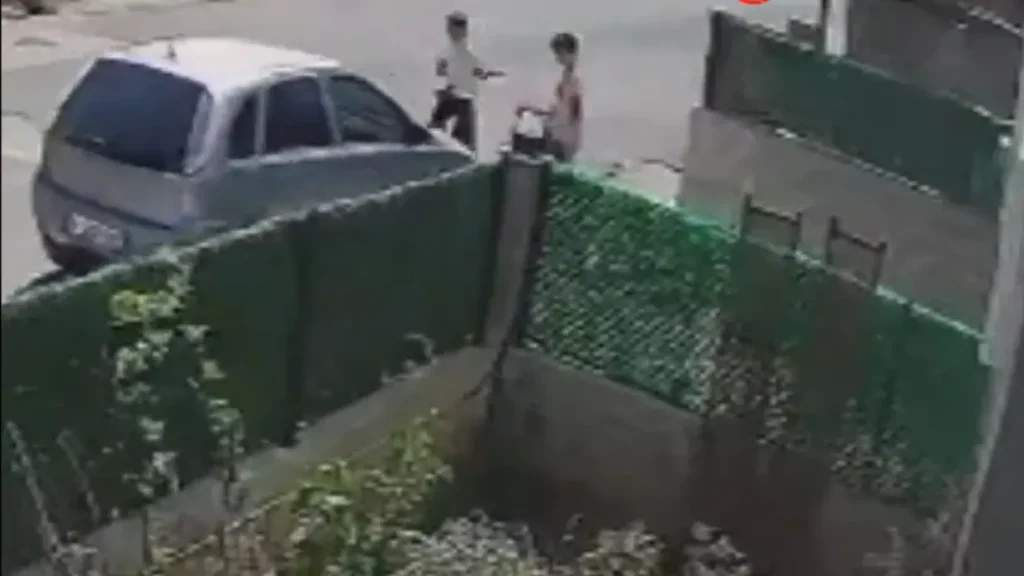 امرأة تدهس طفلا عمدا بسيارتها