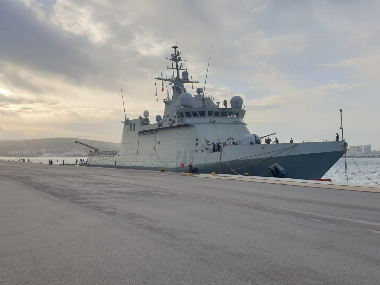 مناورات عسكرية مغربية قبالة السواحل الجنوبية.. كيف تعزز القدرة الدفاعية للقوات المسلحة الملكية؟