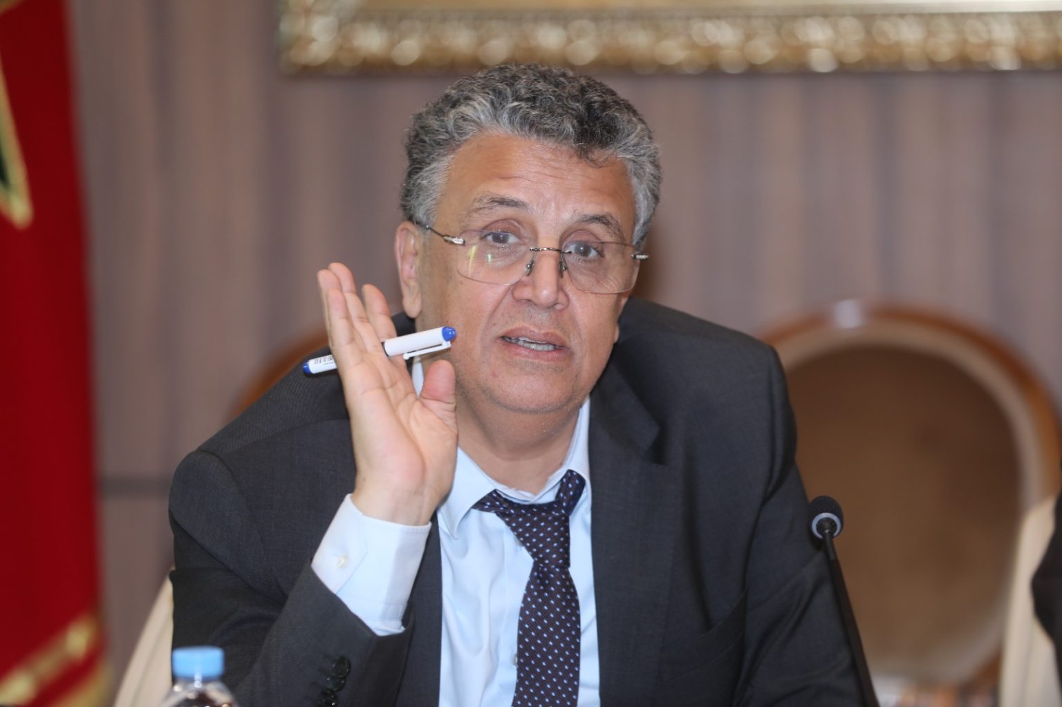 لا علم لي بأي تعديل حكومي وما زلت وزيرا في مكاني