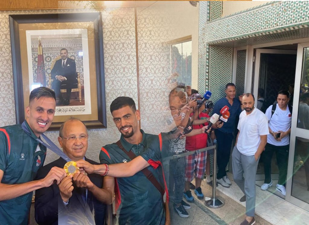 استقبال حافل للمنتخب الأولمبي والبقالي وتندوفت لدى وصولهم للمغرب (فيديو)