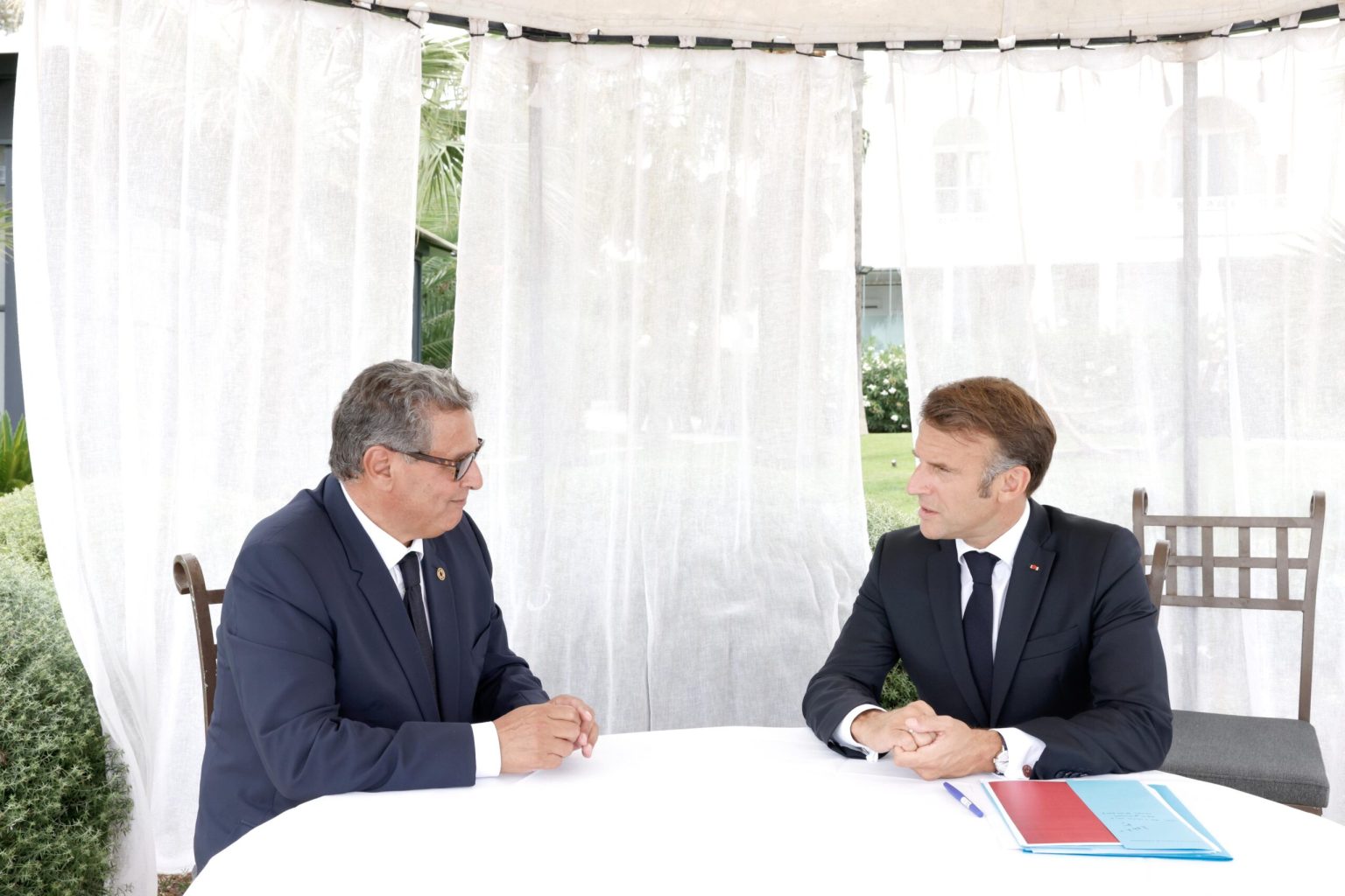 أخنوش وماكرون يتفقان على إعداد خارطة طريق لتعزيز التعاون في 5 قطاعات