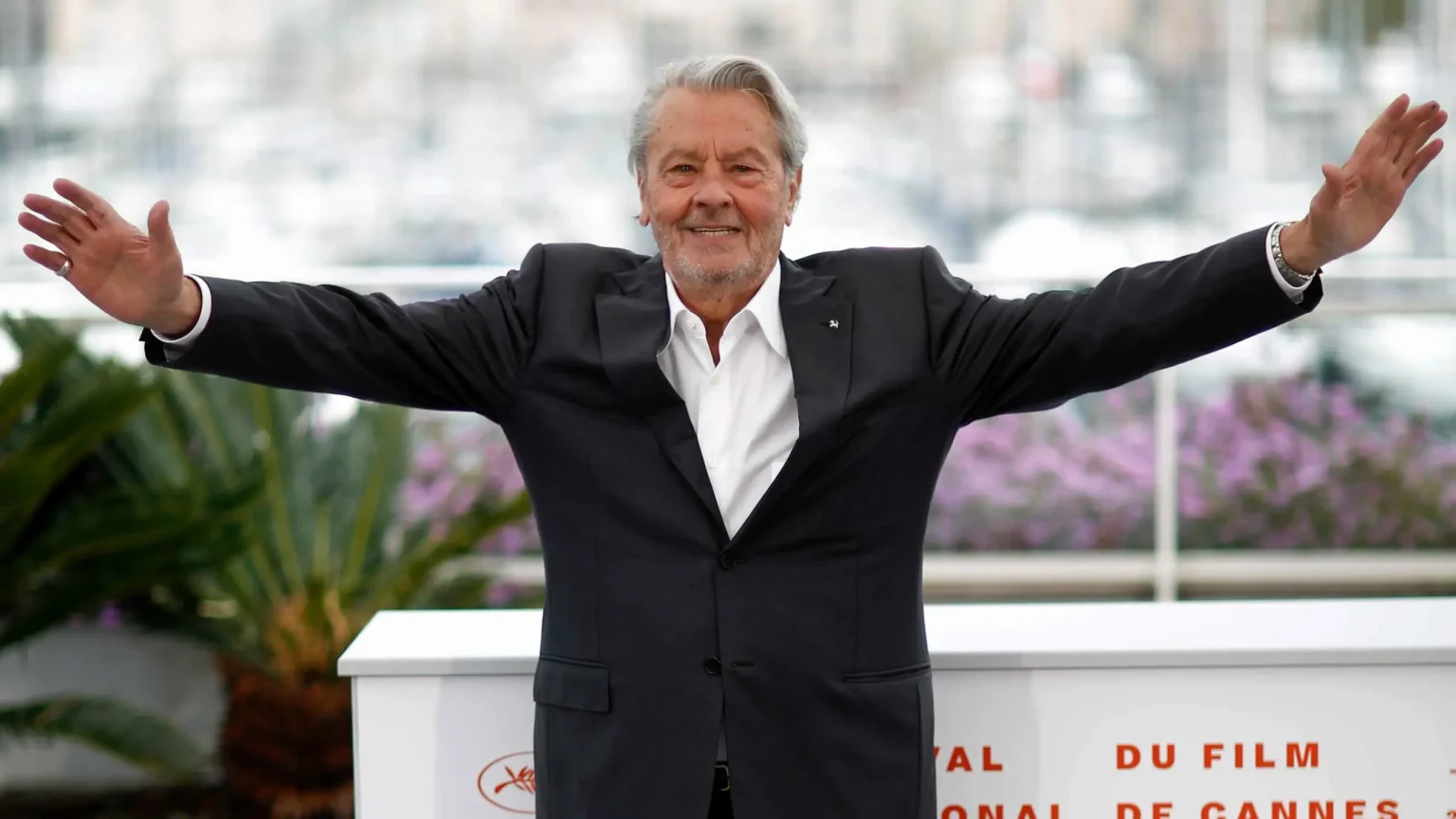 وفاة آلان ديلون.. آخر عمالقة السينما الفرنسية