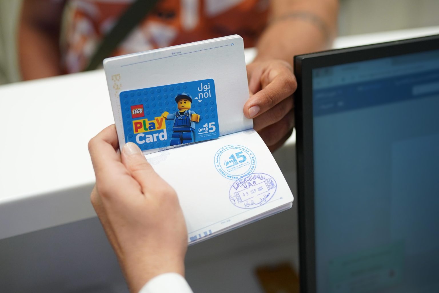 ختم جوازات وطوابع تذكارية.. “طرق دبي” تحتفل بذكرى تأسيس المترو