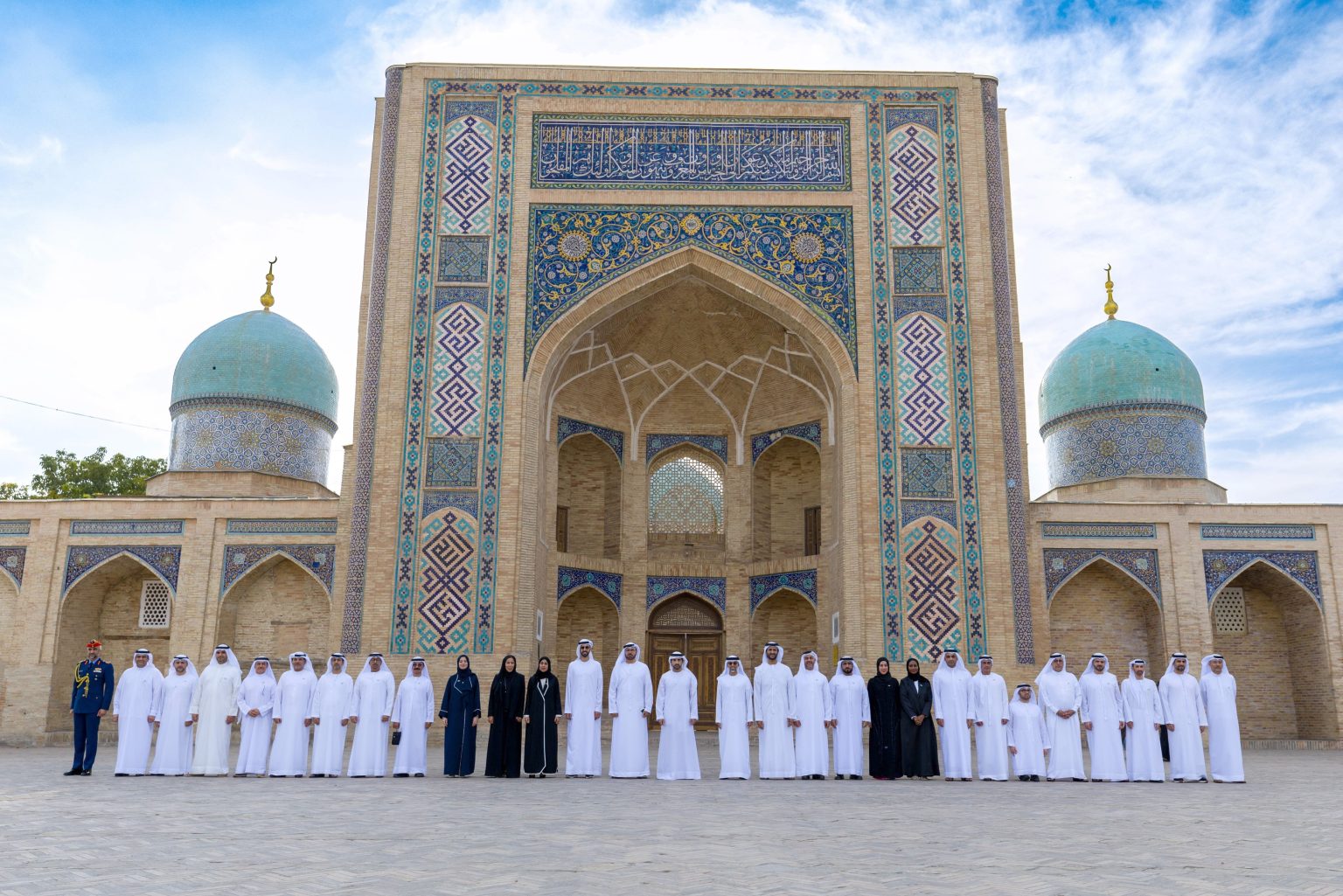 حمدان بن محمد يزور جامع “حضرة الإمام” في طشقند