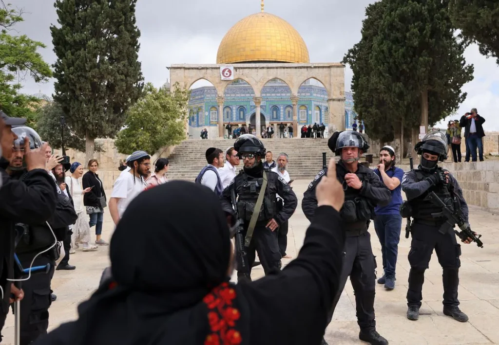 تواصل الاقتحامات للمسجد الأقصى بحماية شرطة الاحتلال