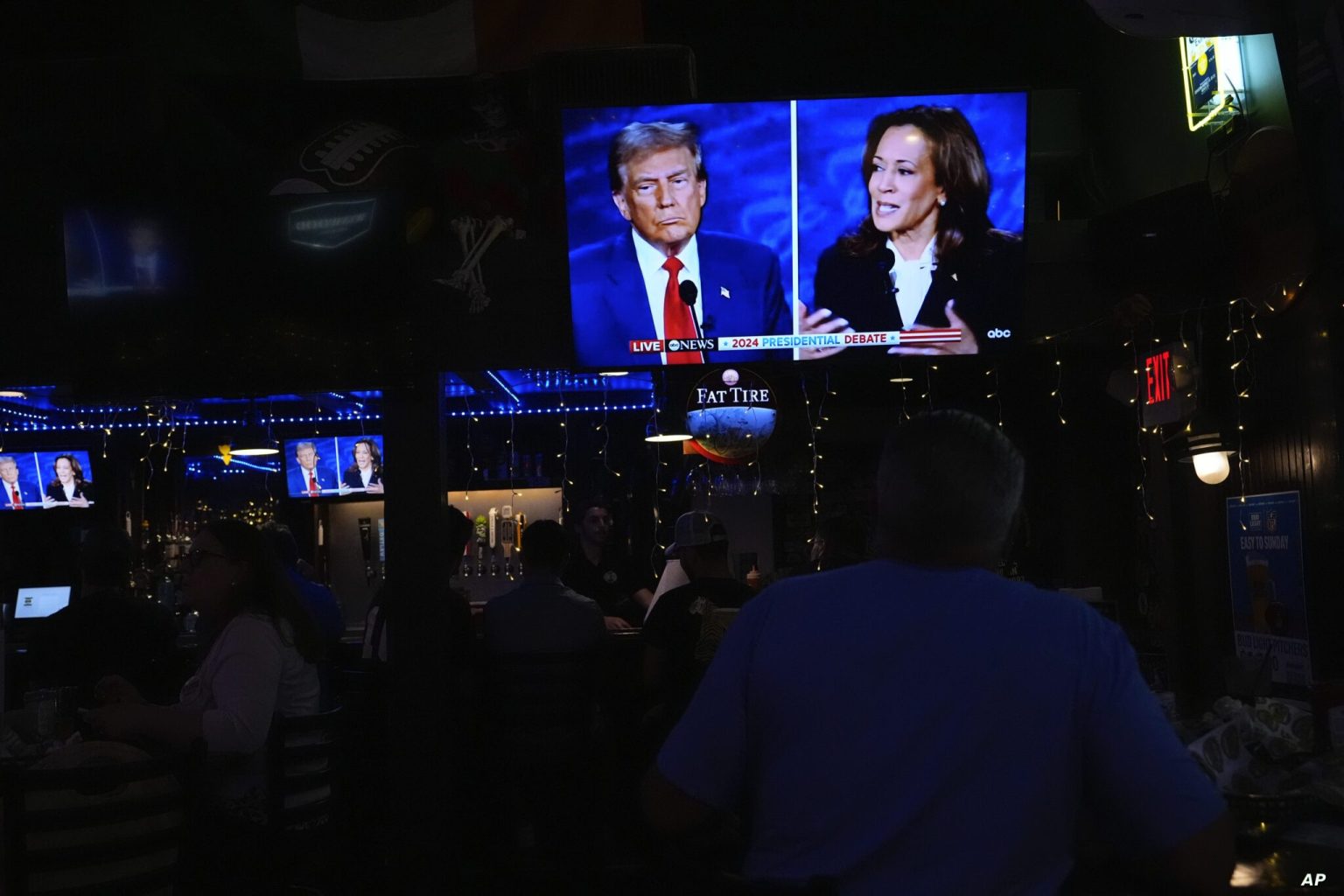 ما لم يسمعه الجمهور.. ماذا قال ترامب وهاريس عند كتم الصوت؟