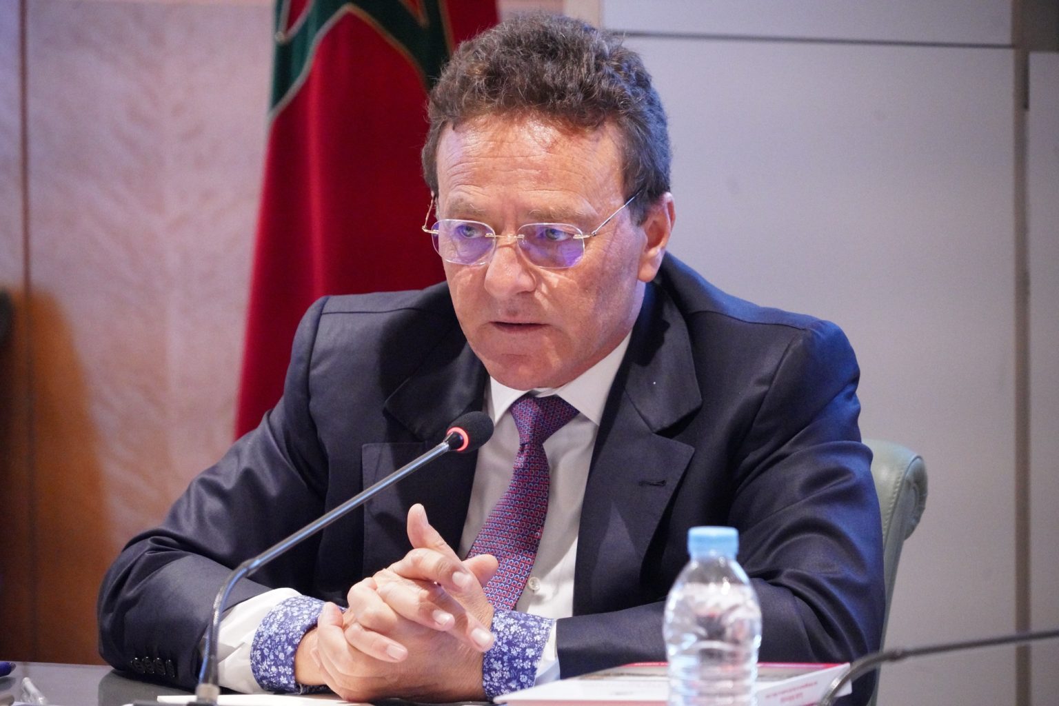 رفض تسجيل”الطاكسيات” الجديدة يثير غضب مهنيين.. وتهديدات بجر وزير النقل للقضاء