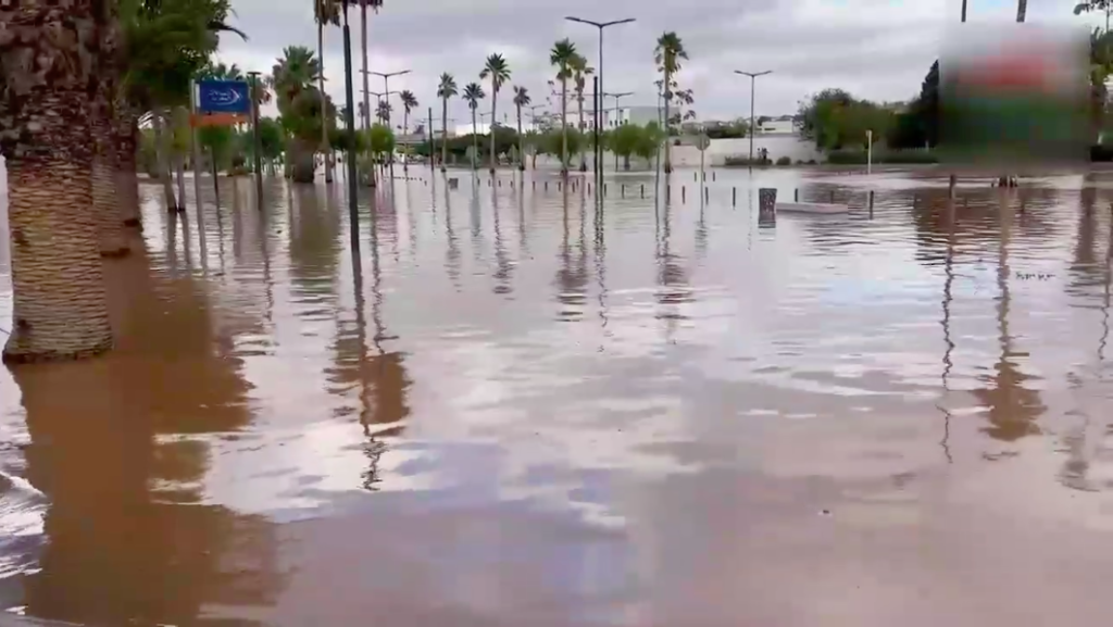 انفجار أنبوب مياه الشرب بالبيضاء يعري ضعف التنسيق بين شركتي “ليدك” و”ترامواي”