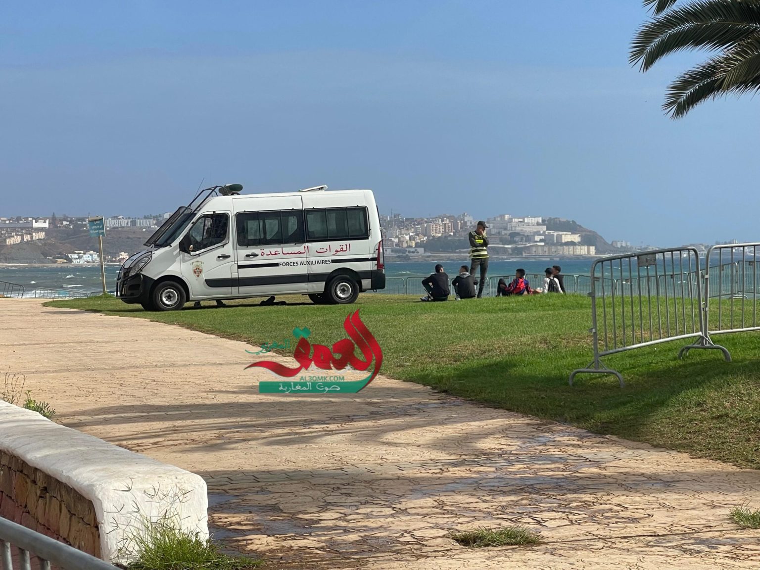 تفتيش “الطاكسيات” وملاحقة القاصرين.. استنفار كبير بالفنيدق تحسبا لـ”اقتحام جماعي” لسبتة (صور)