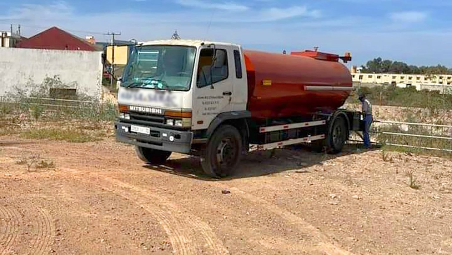 رمي نفايات الأسماك المعلبة بواد بوسكورة يشعل غضب الساكنة