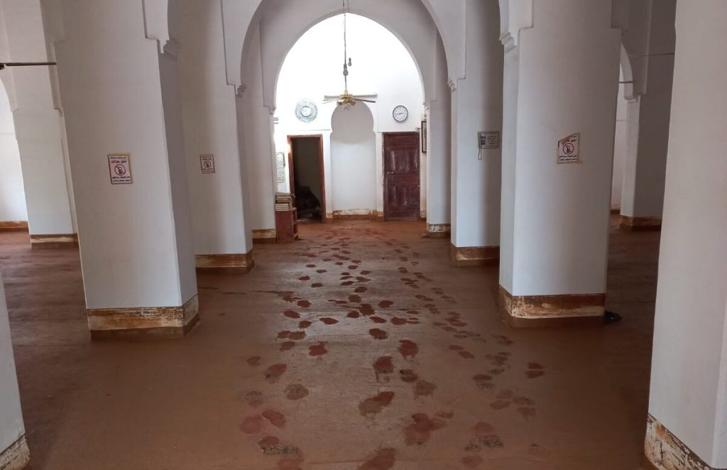 الأوحال تغمر المسجد المركزي بتاكونيت ومطالب بإجراءات لإعادة فتحه