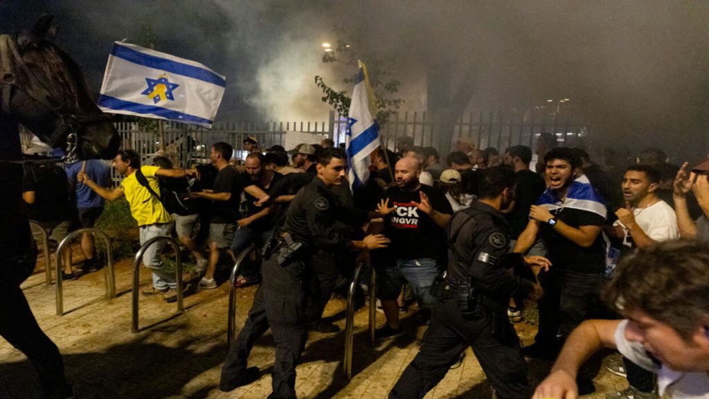 اشتباكات عنيفة في القدس بين الشرطة ومتظاهرين يطالبون بإنجاز صفقة الأسرى