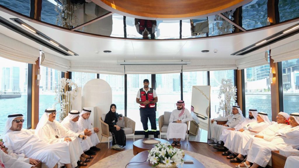 إسعاف دبي تنظم رحلة بحرية لـ “كبار المواطنين” بالتزامن مع اليوم العالمي لكبار السن