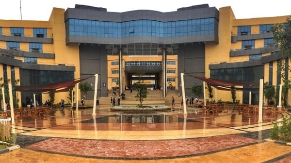 بعد تعرضهم الاختناق والذعر .. جامعة بدر توضح تفاصيل الحالة الصحية لطلابها