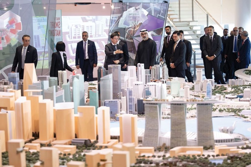 ولي عهد أبوظبي يزور معرض مدينة سنغافورة