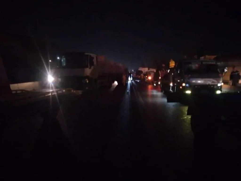 اصطدام خطير بين ثلاث شاحنات