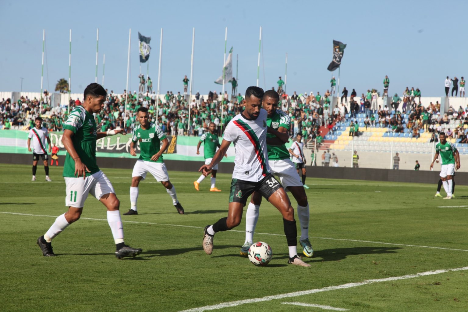 الدفاع الجديدي يلحق أول هزيمة بالجيش الملكي ويحرمه من الابتعاد في الصدارة