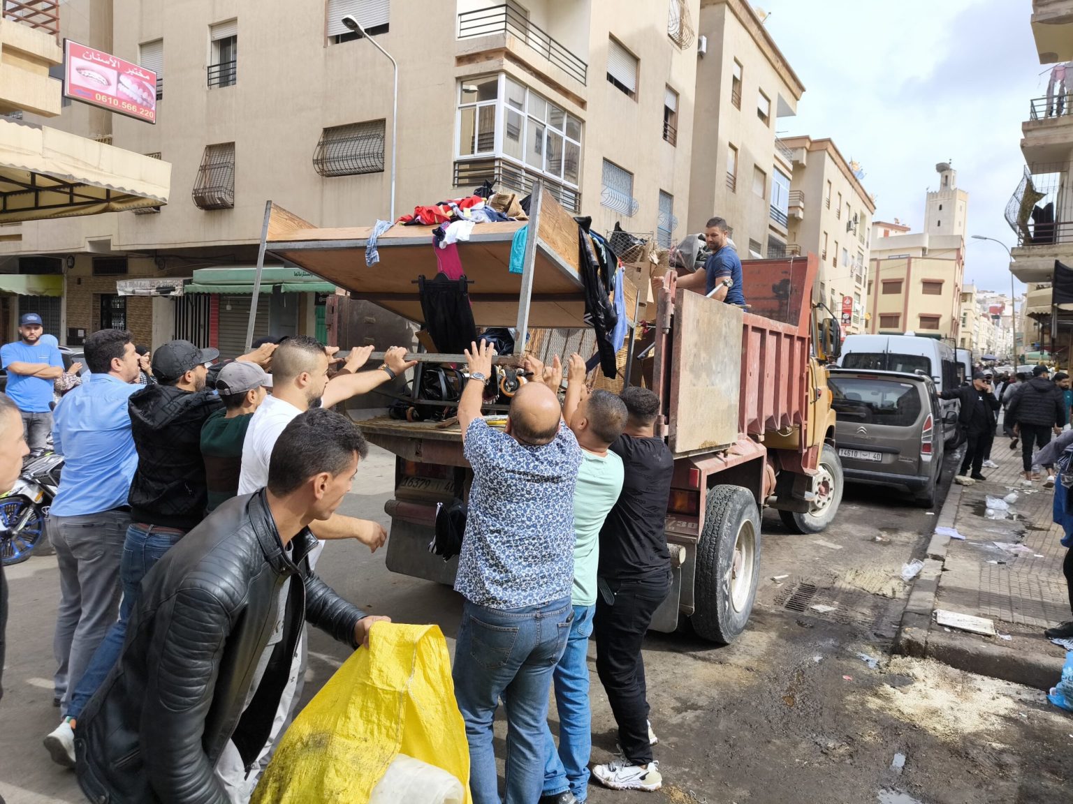 سلطات طنجة تشن حملة لتحرير الأرصفة من الباعة الجائلين بـ”حومة الشوك” (صور)