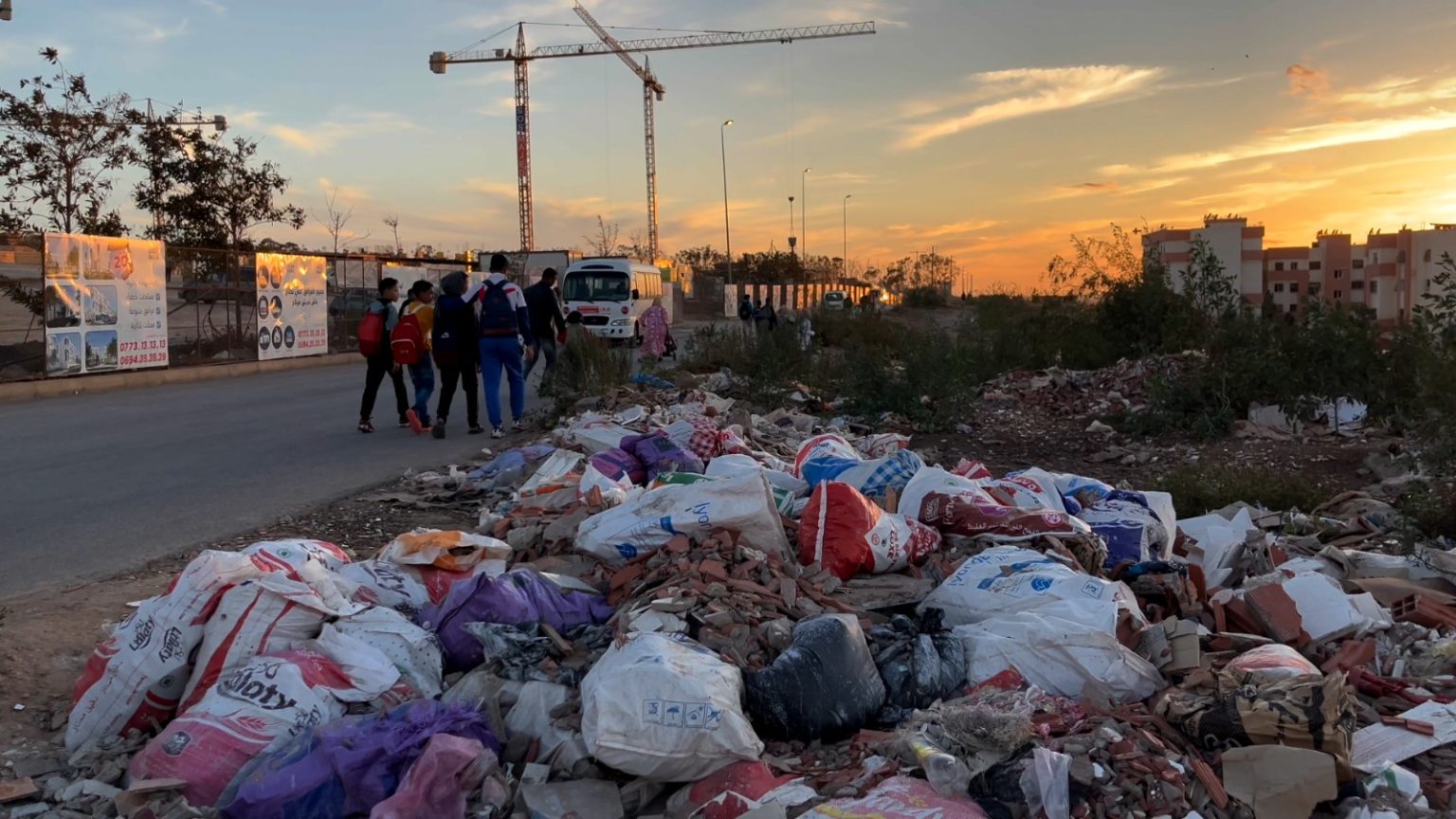 الإهمال يعزل حي “حدائق عمر” بالبيضاء..ومواطنون يستعجلون انتشالهم من وحل الأزبال (فيديو)