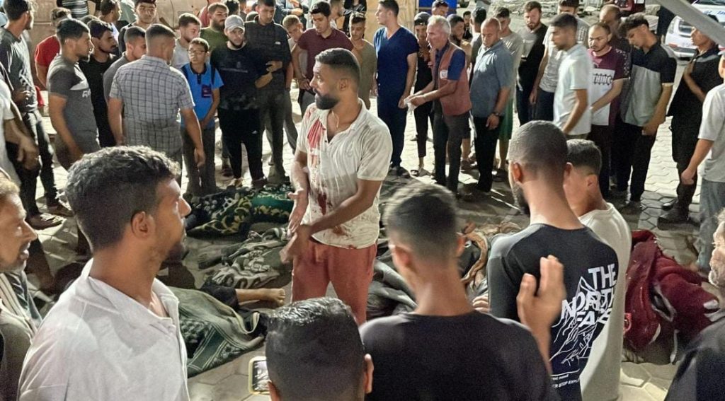 مجزرة إسرائيلية دامية بحق النازحين في مسجد أمام مستشفى شهداء الأقصى وسط قطاع غزة