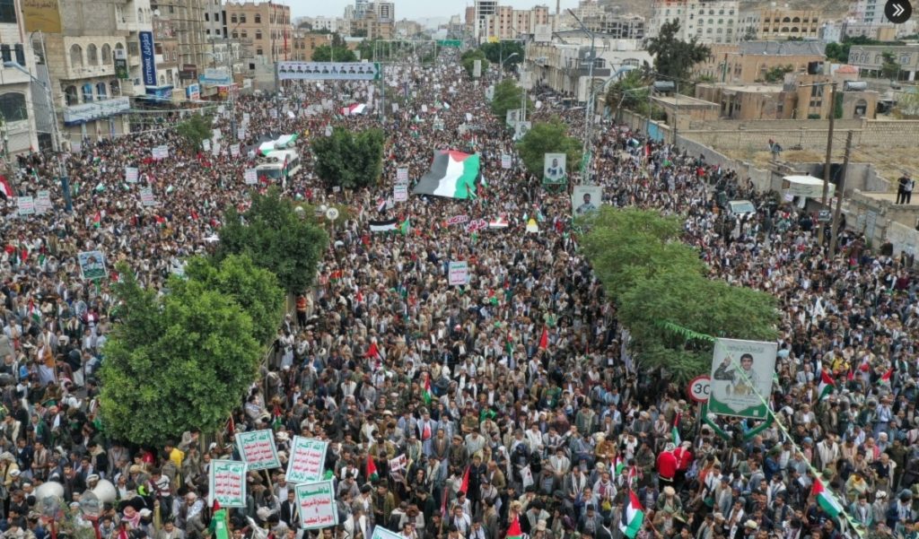 مع غزة ولبنان معركة واحدة حتى النصر”.. تظاهرات في اليمن “وفاء لشهيد المسلمين