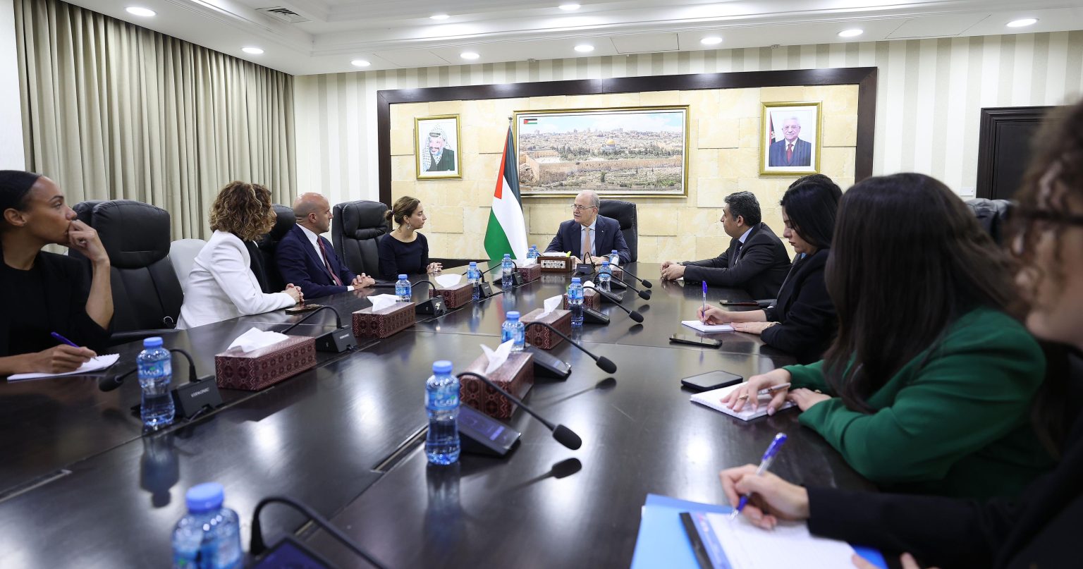 مصطفى يطالب باتخاذ مزيد من الخطوات العملية ضد الاستيطان ومواجهة قرار حظر عمل الأونروا