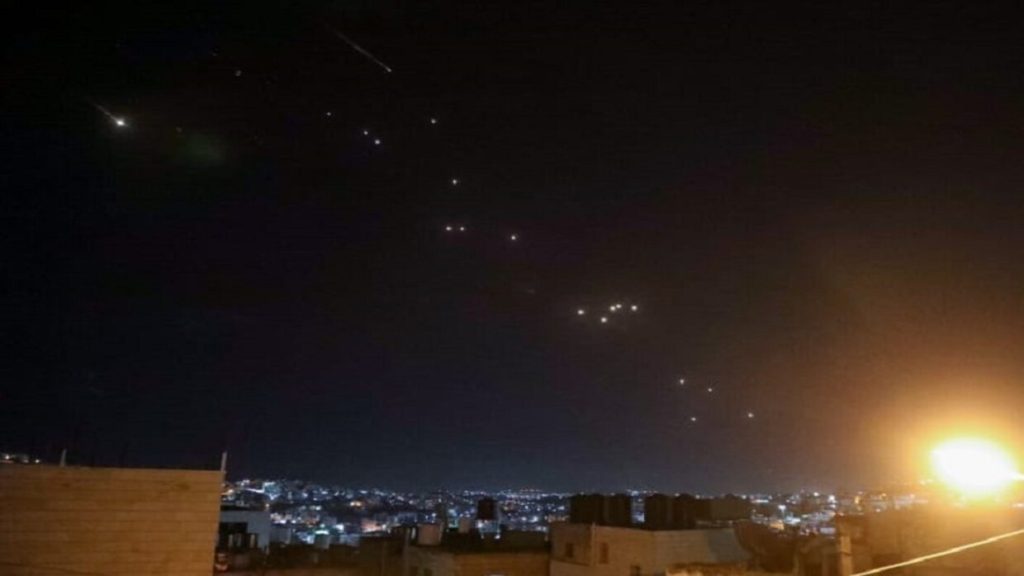 “وول ستريت جورنال”: إيران تعتزم استخدام رؤوس حربية أقوى في ردها على الهجوم الإسرائيلي الأخير