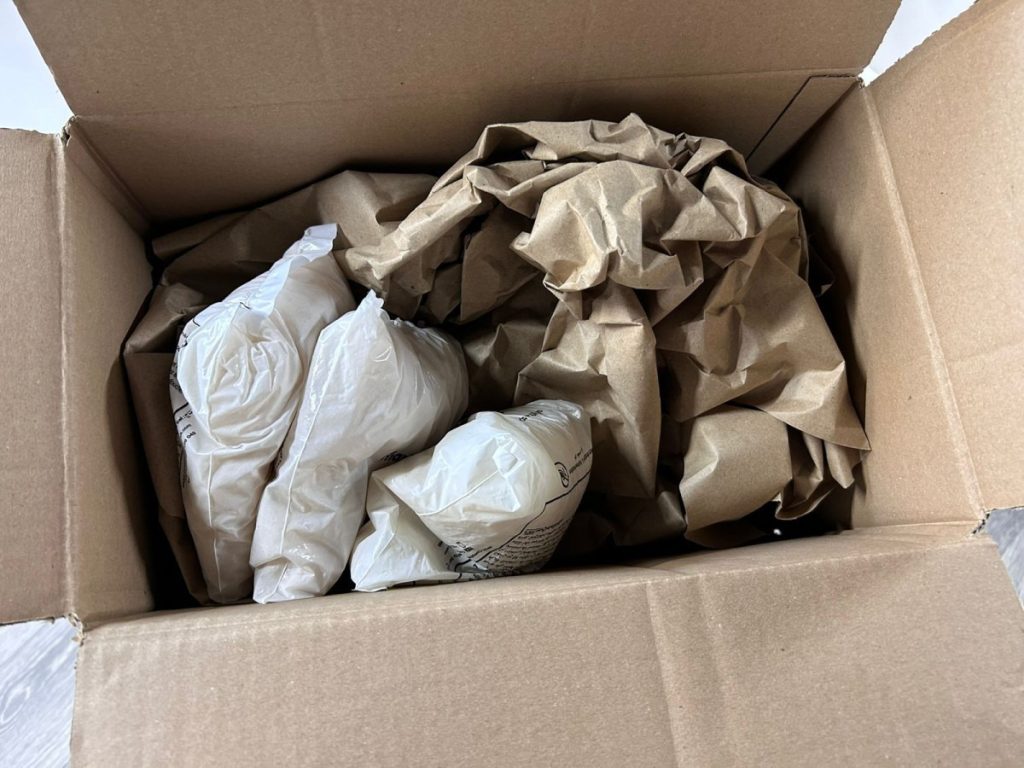 الحكومة تتجه نحو منع استخدام “الملح” في الطرود وتعزيز دور “البريد” في التوصيل