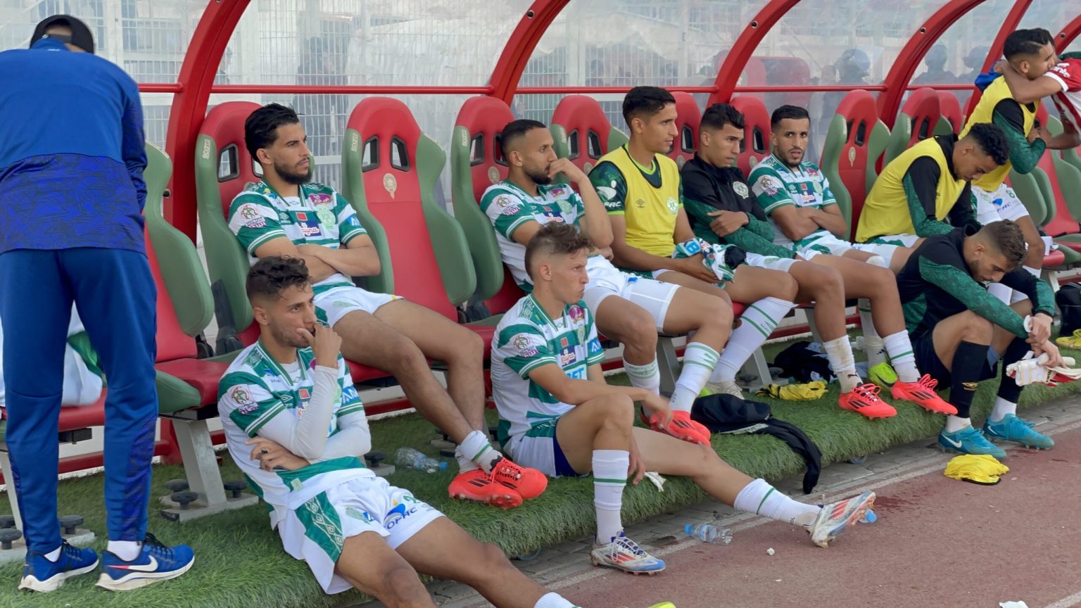 بعد تواصل النتائج المخيبة.. جماهير الرجاء ترمي لاعبي فريقها بالقنينات عقب التعادل أمام الكوديم