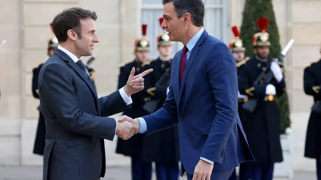 بين تناقض المواقف وعزلتها الدبلوماسية.. الجزائر تتراجع أمام إسبانيا و”تستفز” فرنسا