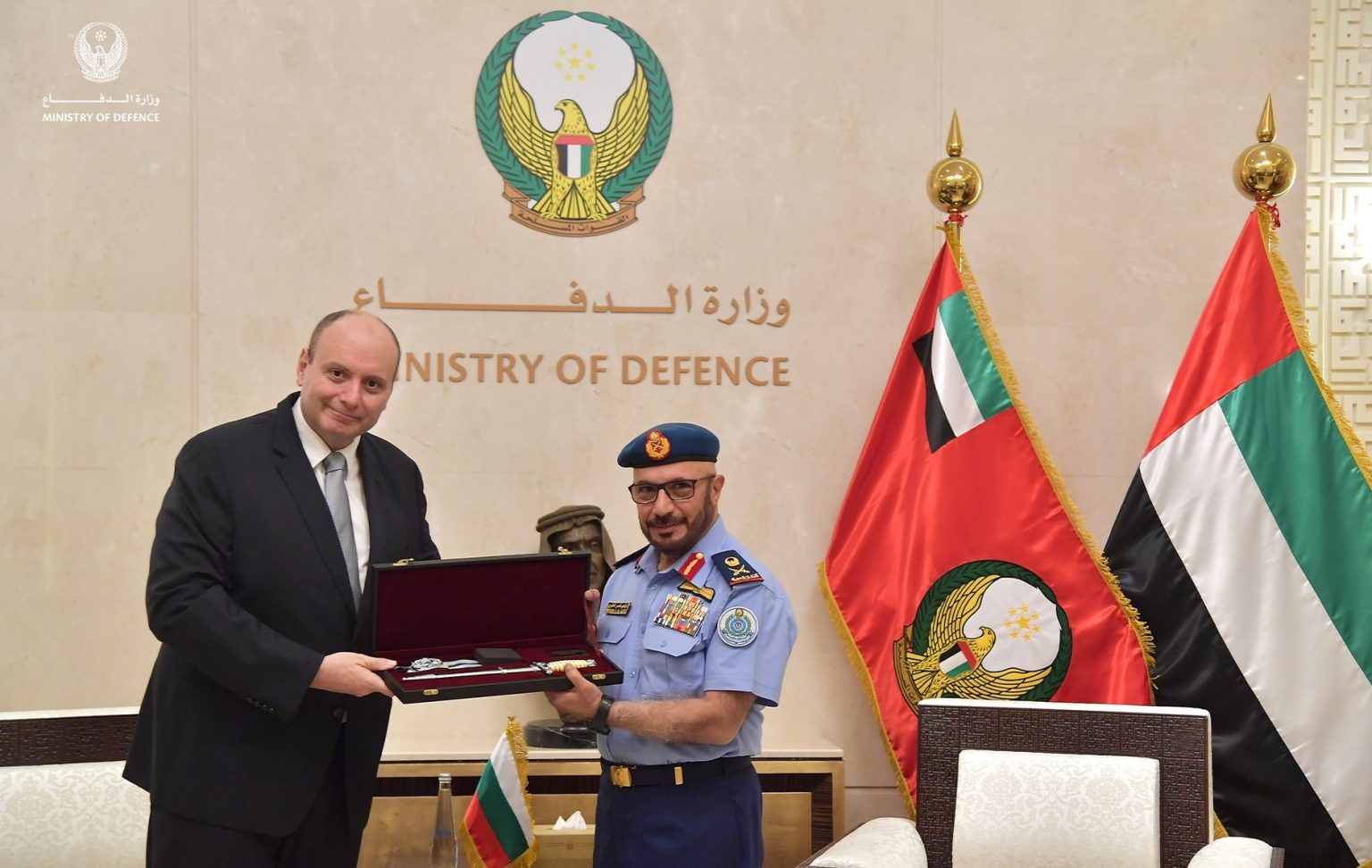 رئيس جمهورية بلغاريا يمنح قائد القوات الجوية والدفاع الجوي وسام ضابط الشرف