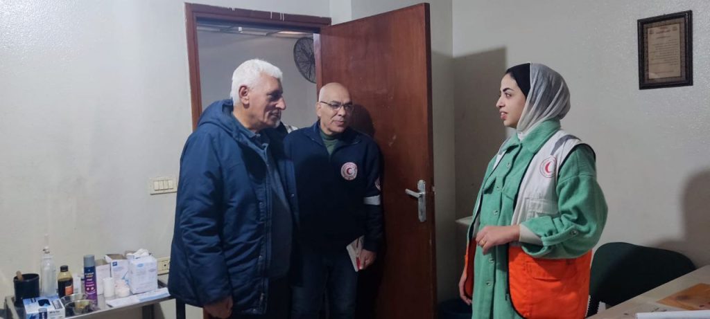 المدير التنفيذي للهلال الأحمر يقود جولة تفقدية لتعزيز خدمات الطوارئ في غزة والشمال