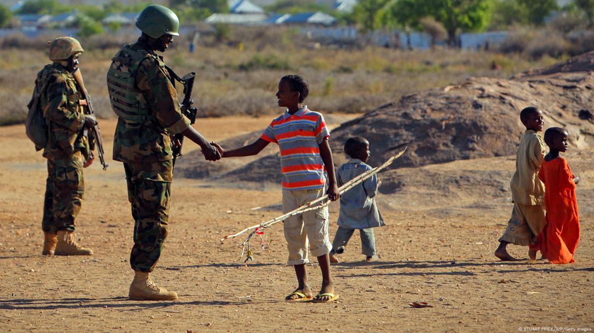 Ein Kind schüttelt die Hand eines AUSoldaten (Foto: STUART PRICE/AFP/Getty Images)