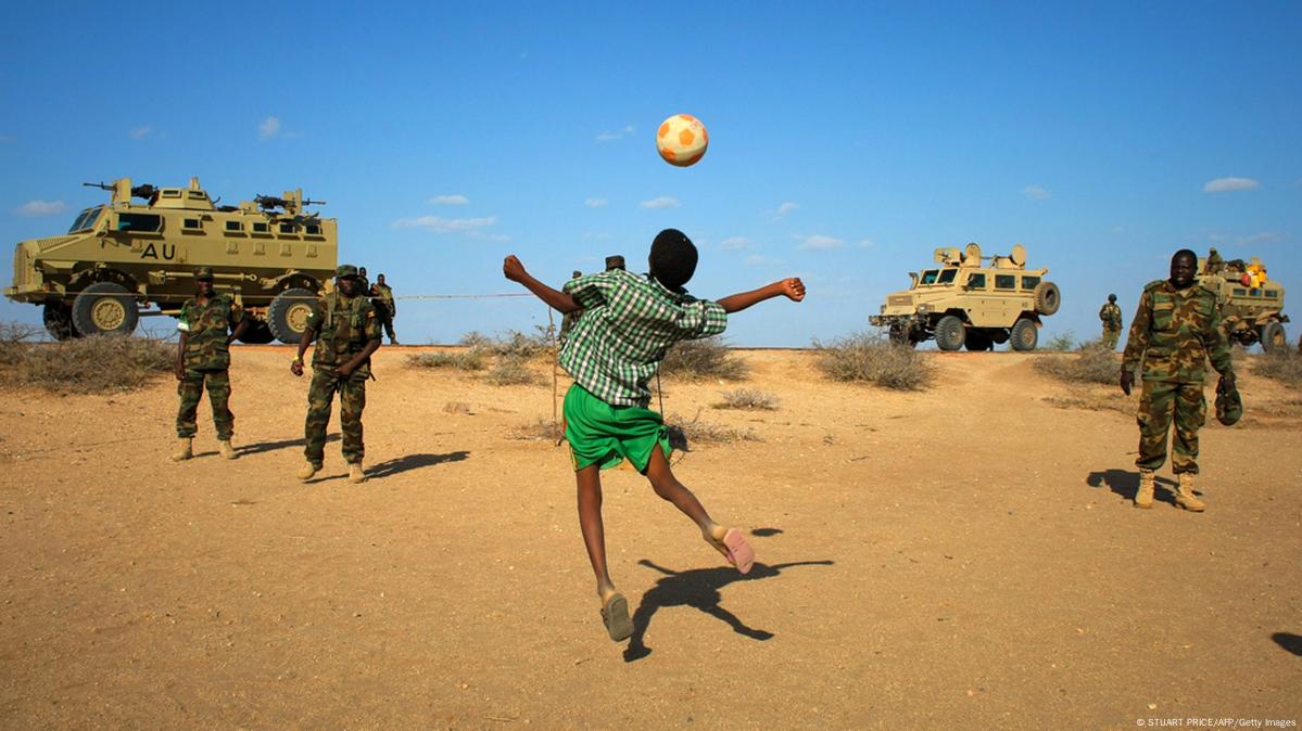 Ein Junge spielt Fußball mit AUSoldaten (Foto: STUART PRICE/AFP/Getty Images)