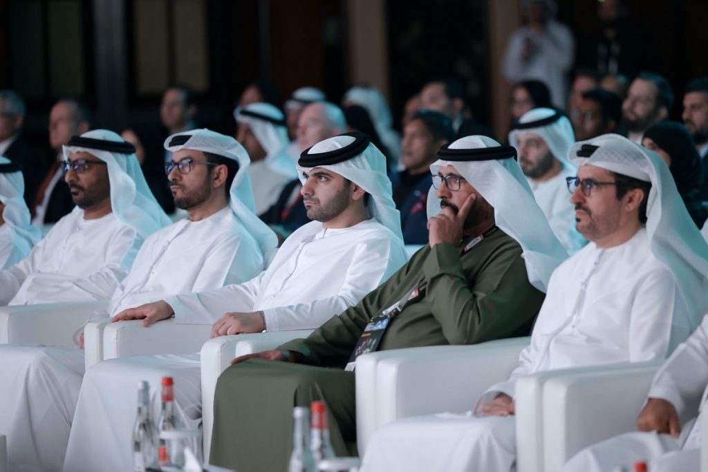 منصور بن محمد يكرّم الفائزين في جائزة الاحتراف والتميز الأمني