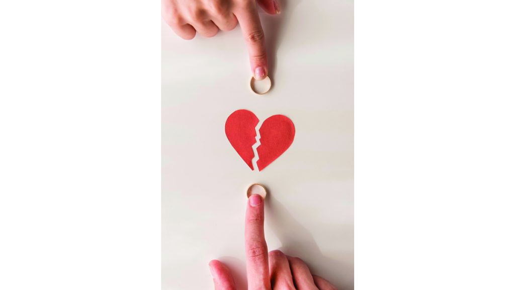 «إخفاء الأسرار» عن شريك الحياة.. «غش» في عقد الزواج