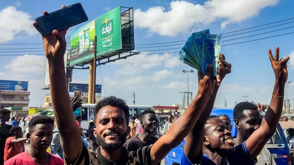 أزمة سيولة خانقة تفاقم معيشة السودانيين