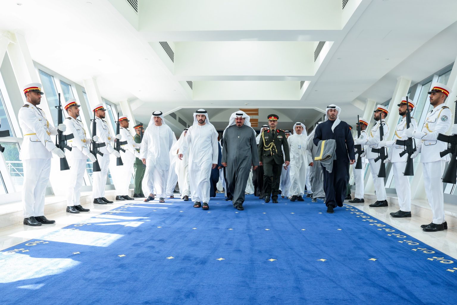 حمدان بن محمد يودع رئيس الوزراء الكويتي لدى مغادرته الدولة