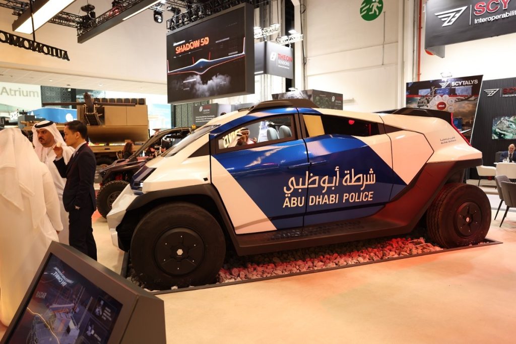 شرطة أبوظبي تعرض الدورية المستقبلية ذاتية القيادة ودورية نمر في ” آيدكس 2025″