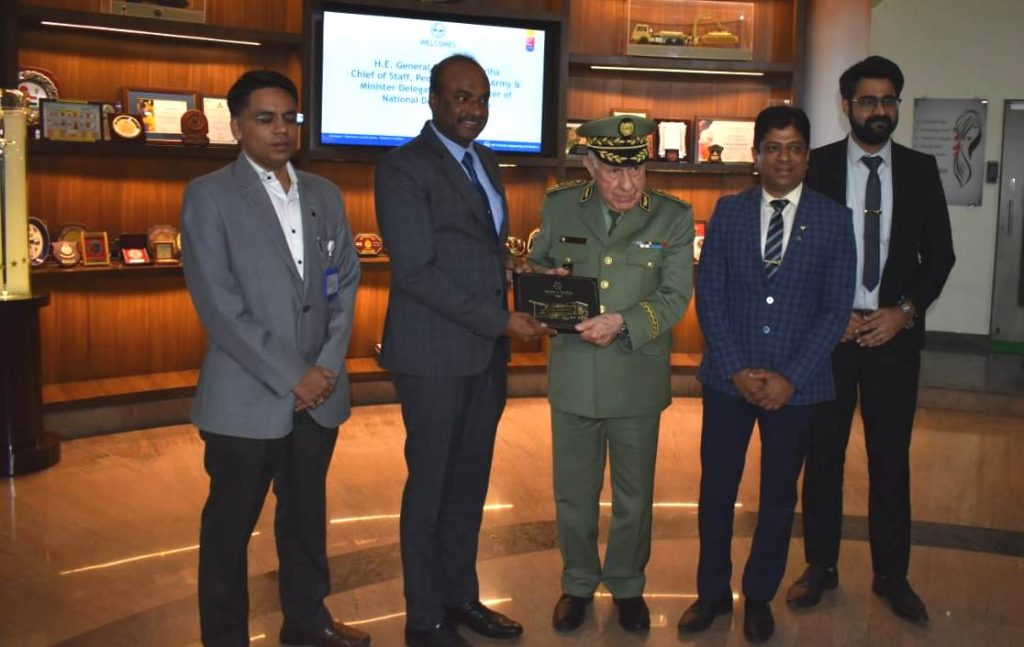 خلال اليوم الرابع من زيارته للهند .. الفريق أول شنڨريحة يزور مقري شركتين رائدتين في الصناعات الدفاعية