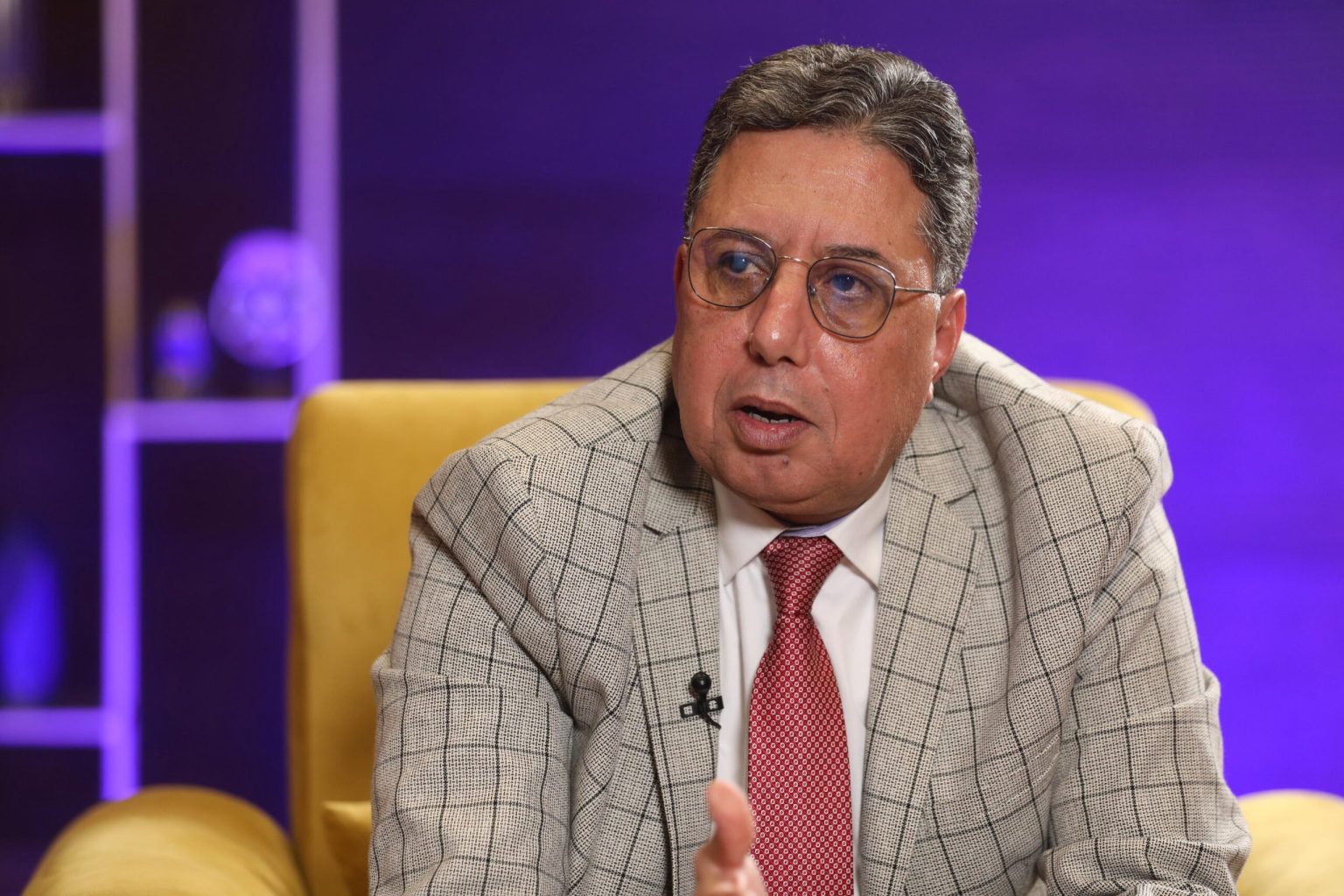 حين تتساقط أوراق السياسة..