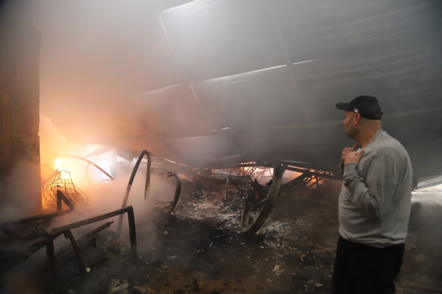 قبل أيام من رمضان.. حريق مهول بسوق بني مكادة يأتي على أكثر من 100 محل تجاري