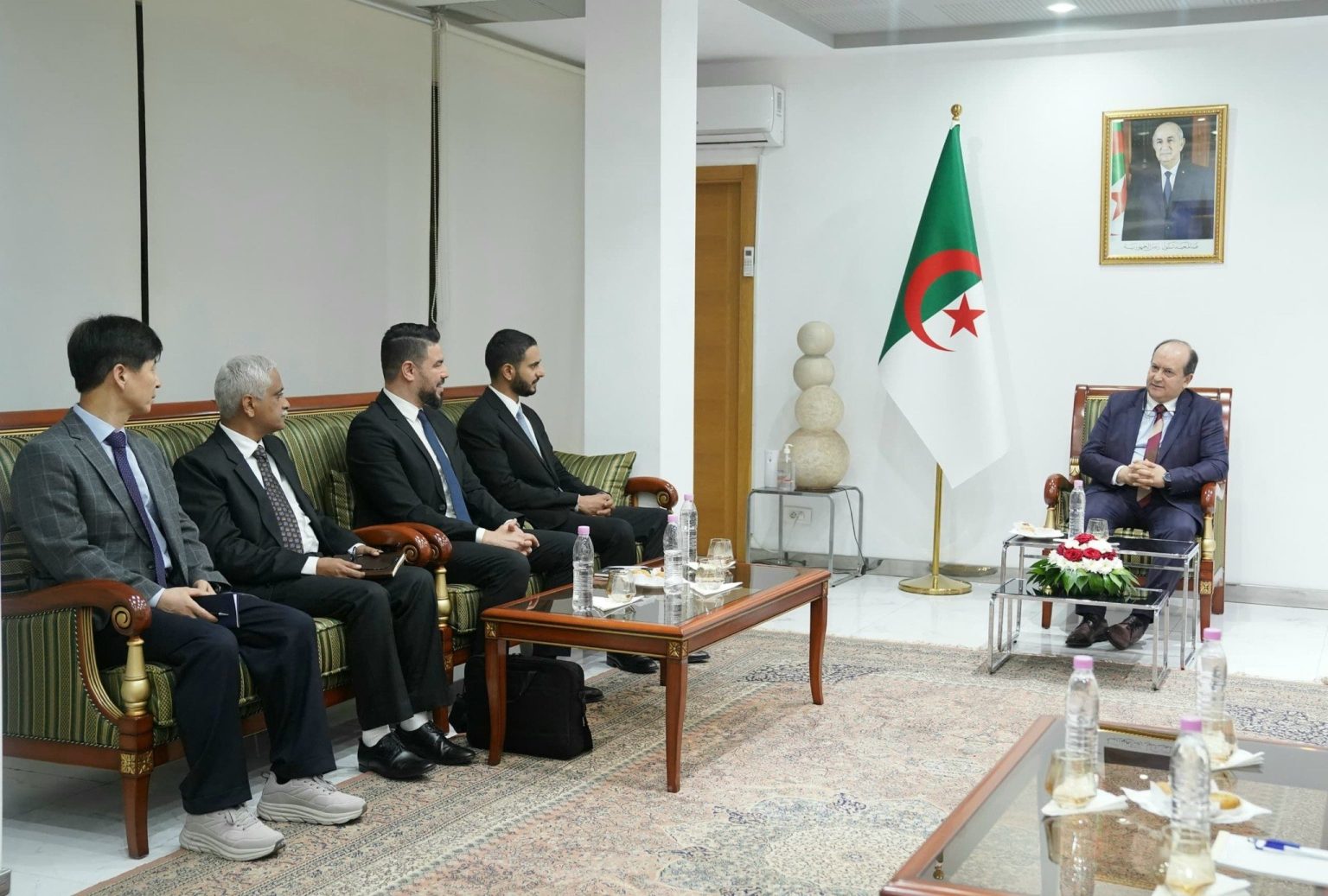 وزير الصناعة يبحث مع ممثلي “بهوان” العمانية و”هيونداي” سبل تصنيع المركبات بالجزائر