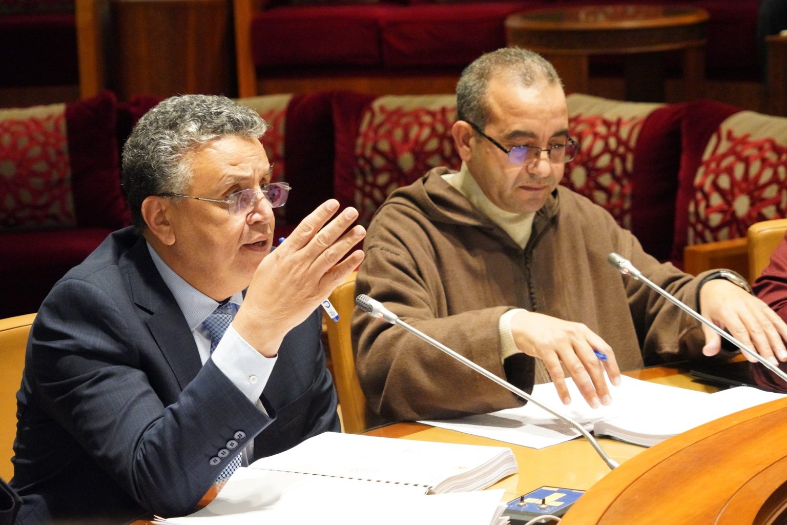 تقييد تقاضي الجمعيات يثير قلق برلمانيين.. ووهبي يتصدى لـ”عصابات المال العام”