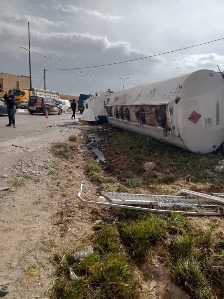 أم البواقي.. وفاة شخص إثر انقلاب شاحنة لنقل المحروقات