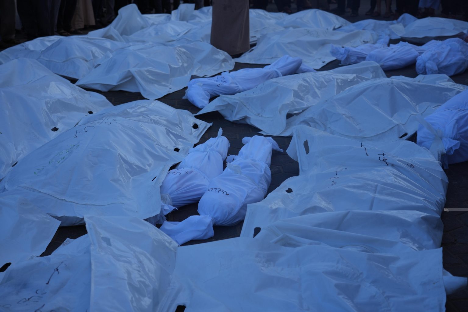 8 شهداء ومصابون بينهم أطفال ونساء إثر قصف الاحتلال لمنزل وسط دير البلح