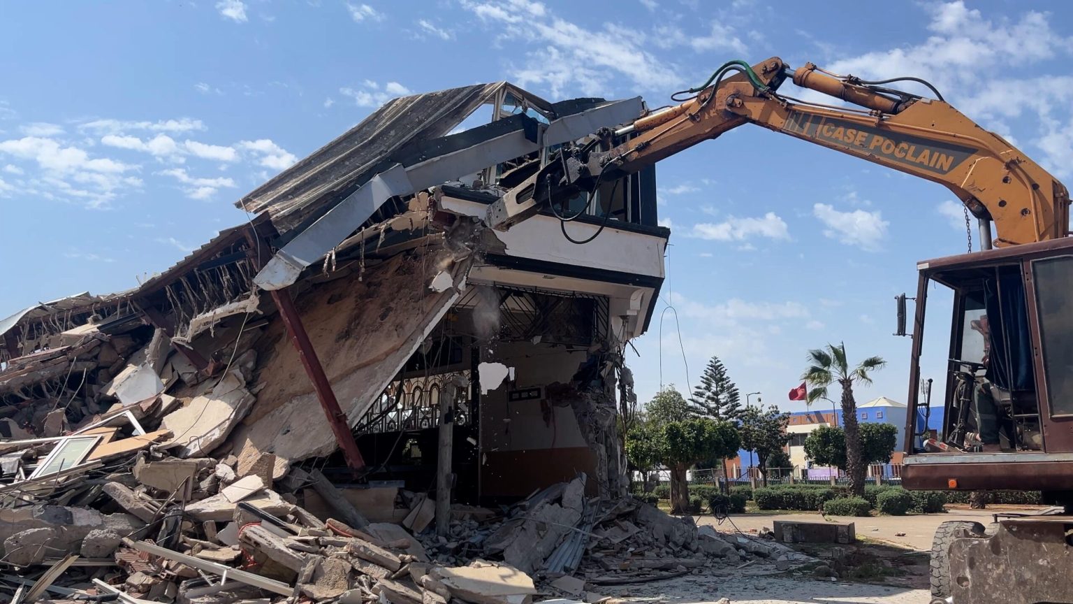 هدم مقهى “تافوكت” بالدار البيضاء وسط جدل قانوني حول تصفية قضائية وحماية حقوق الدائنين