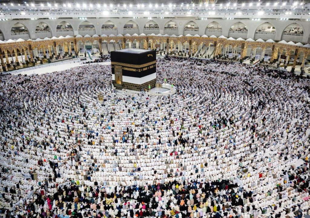 مكة المكرمة : الحجاج يتوافدون إلى عرفات لأداء ركن الحج الأعظم